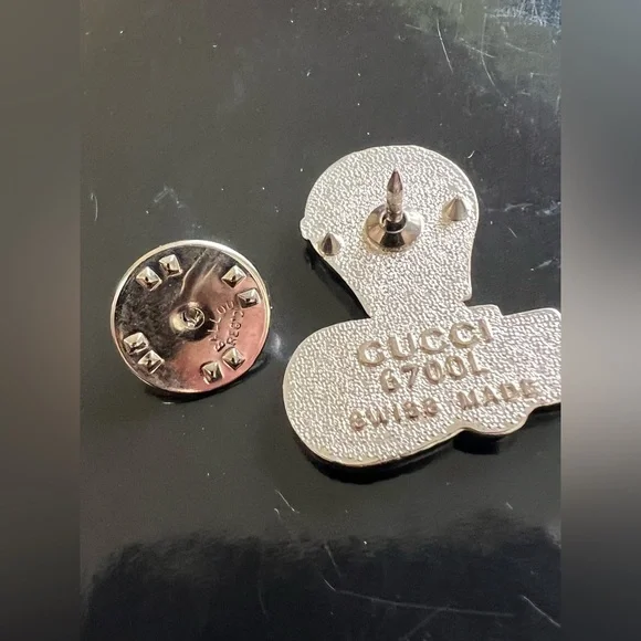 Gucci Silver pin or brooch with watch details. - Picture 6 of 10